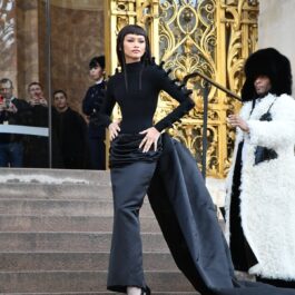 Zendaya într-o ținută neagră la Săptămâna Modei de la Paris 2024