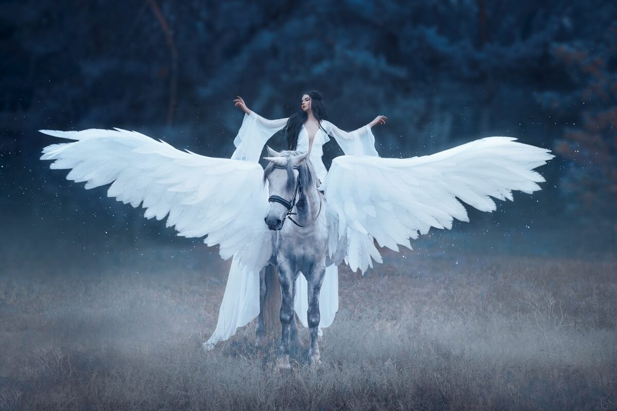 O femeie frumoasă care stă pe un cal alb pentru a ilustra una dintre cele trei zodii care se despart în ziua de 7 ianuarie 2024