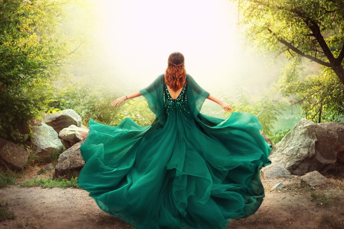 o femeie frumoasă care poartă o rochie verde și ilustrează una dintre zodiile care sunt mai fericite după o despărțire