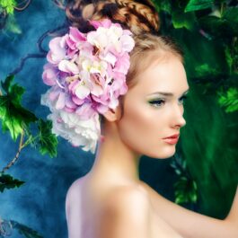 O femeie frumoasă cu flori în păr care reprezintă una dintre cele trei zodii ghinioniste în ziua de 23 ianuarie 2024
