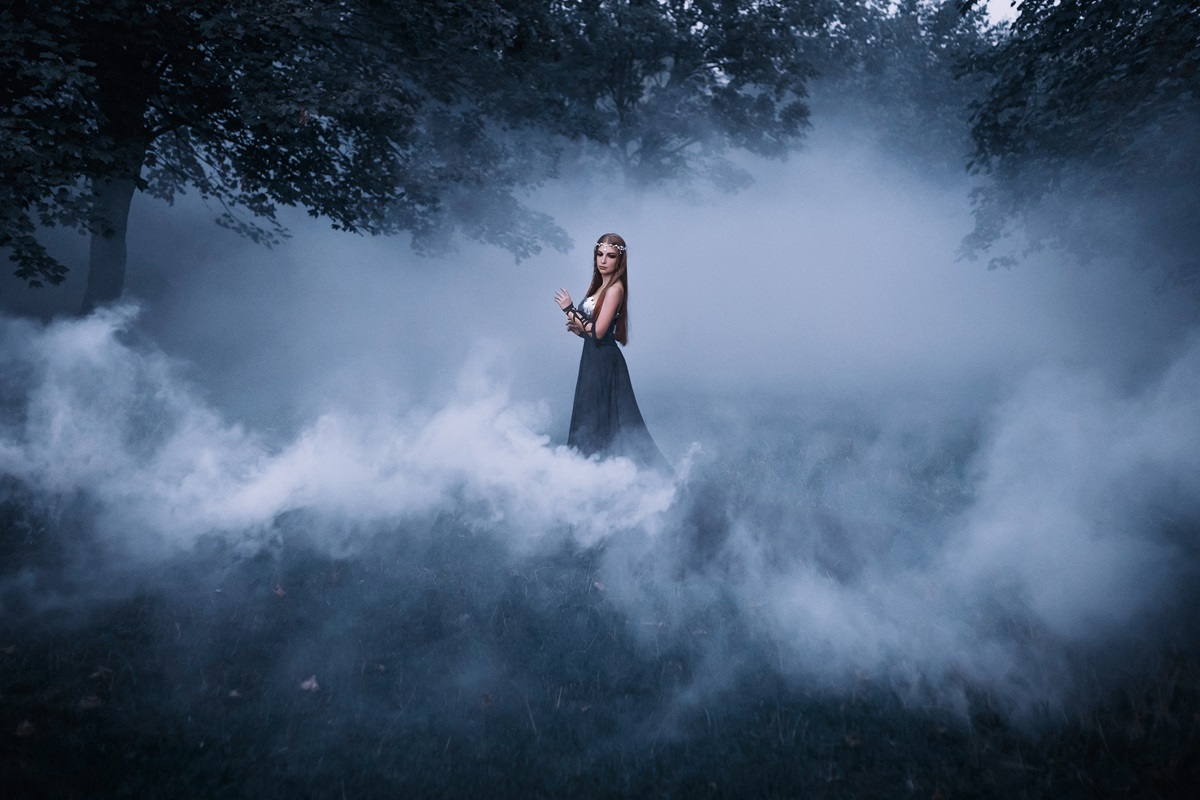 o femeie frumoasă și miterioasă care poartă o rochie neagră și stă într-un nor pentru a ilsutra una dintre cele trei zodii în care nu pți avea încredere