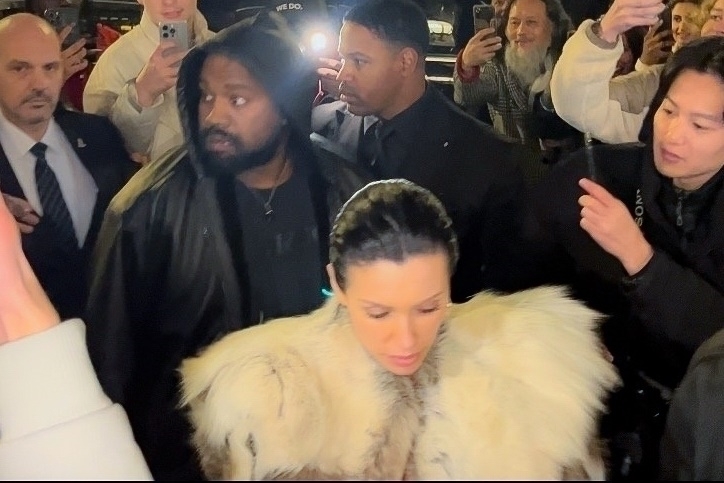 Bianca Censori și Kanye West, înconjurați de echia lor de securitate