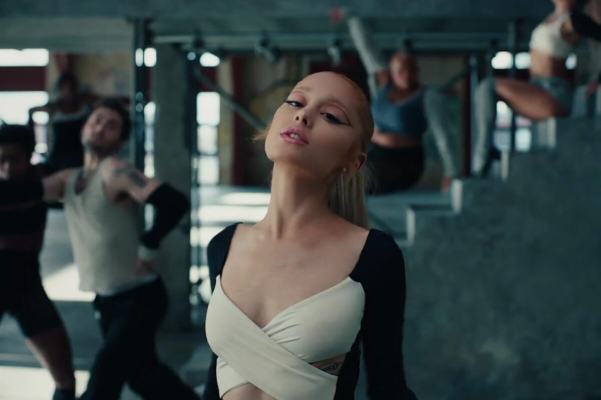Ariana Grande, în noul ei videoclip, într-un top crem, în timp ce dansează