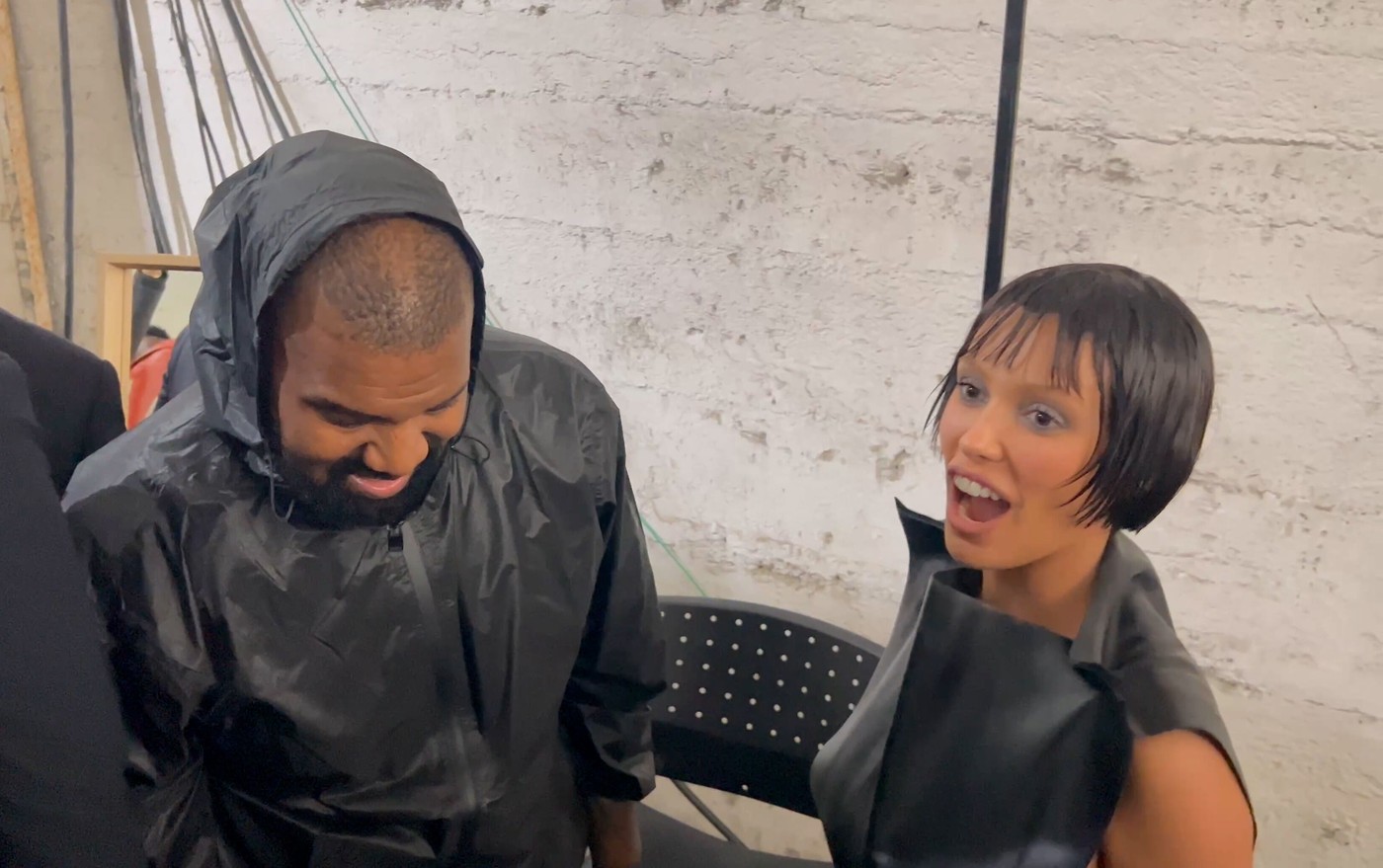 Bianca Censori și Kanye West, în haine negre, în Milano