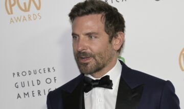 Bradley Cooper, într-un costum elegant, cu o cămașă de culoare albă