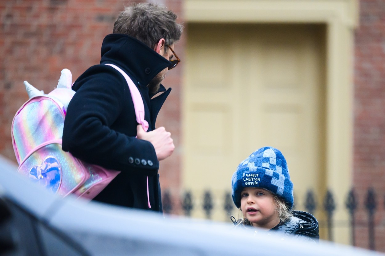 Bradley Cooper își duce fiica la școală