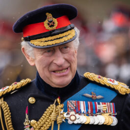 Regele Charles, în haine militare