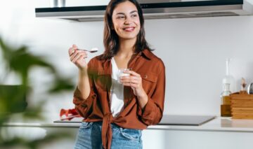 O femeie care mănâncă un iaurt