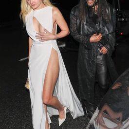 Charlotte Lawrence și Lenny Kravitz în timp ce pleacă de la Gala Premiilor Grammy 2024