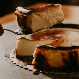 Cheesecake San Sebastian secționat într-o felie subțire