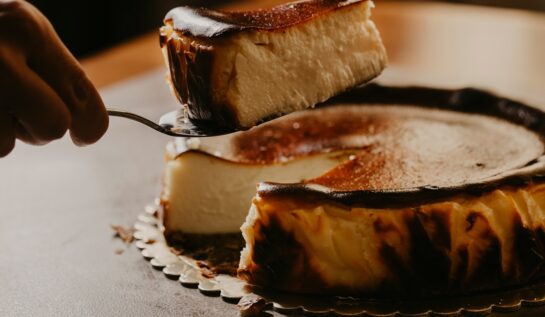 Cheesecake San Sebastian. Rețeta virală de prăjitură cu brânză