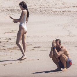 Dakota Johnson și Chris Martin în timp ce se relaxează pe o plajă din Mexic