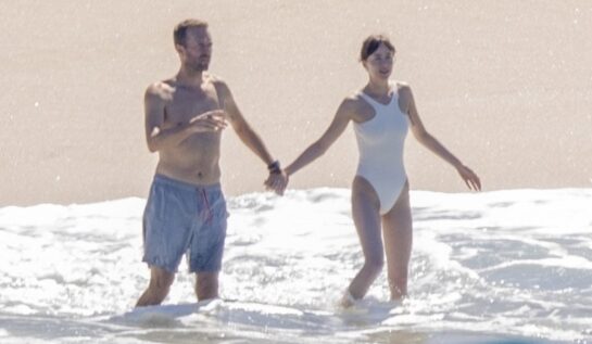 Dakota Johnson și Chris Martin au mers împreună în vacanță. Cei doi îndrăgostiți au fost surprinși în ipostaze tandre pe o plajă din Mexic