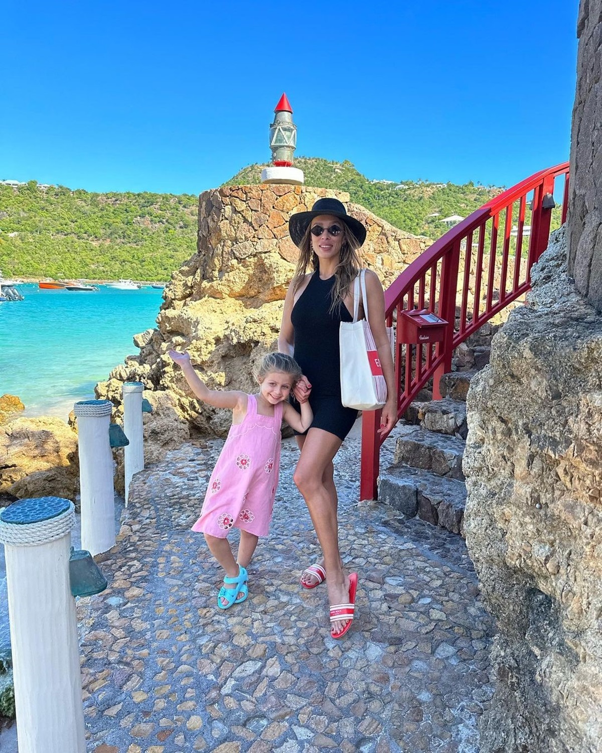 Elsina Khayrova și fiica ei pozând într-o fotografie de familie din vacanță
