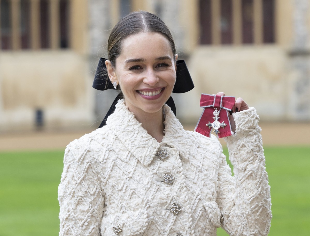 Emilia Clarke pozând în fața Castelului Windsor