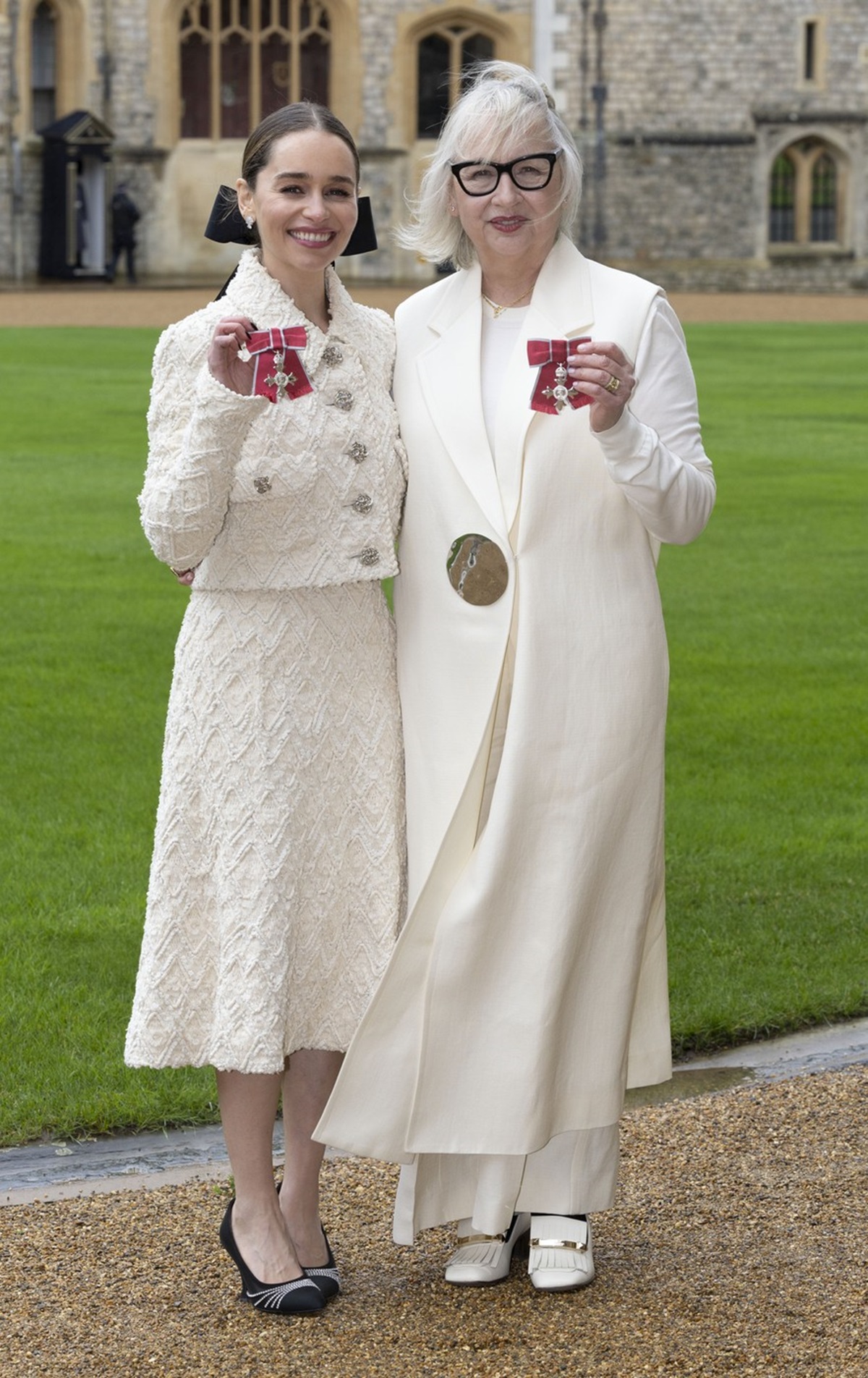 Emilia Clarke și mama sa, Jennifer Clarke în timp ce pozează în fața Castelului Windsor