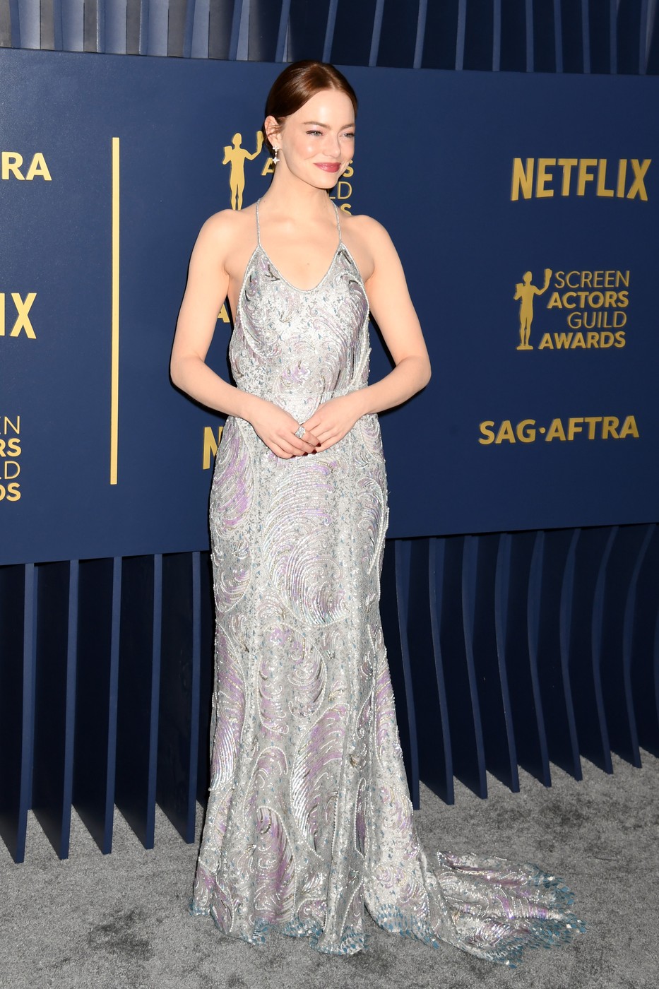 Emma Stone, într-o rochie argintie, lungă