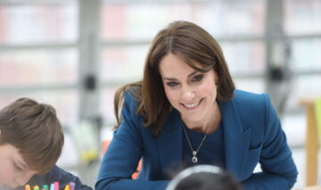Kate Middleton, fotografiată în timp ce discută cu niște copii
