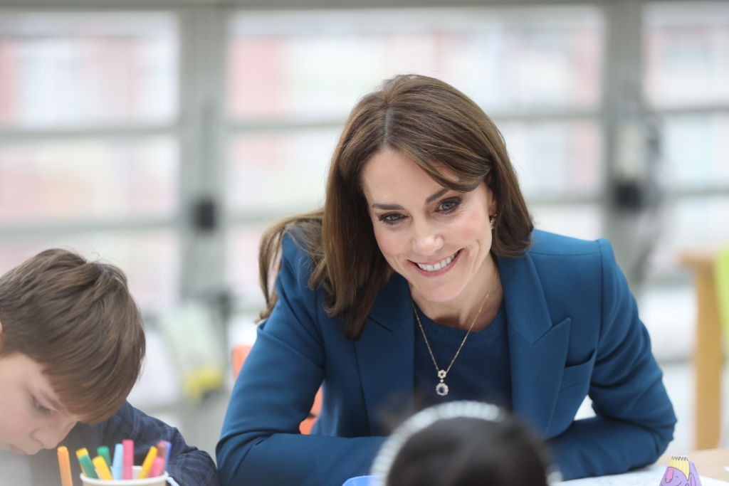 Kate Middleton, fotografiată în timp ce discută cu niște copii