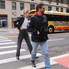 Bradley Cooper, în haine lejere, pe trecerea de pietoni