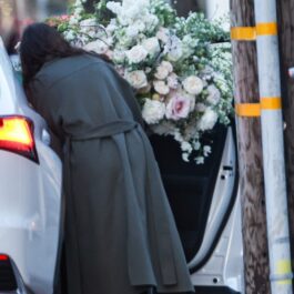 Ines de Ramon încercând să pună în mașină buchetul de flori de la Brad Pitt