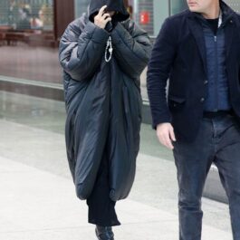 Irina Shayk ăntr-o ținută all black pe aeroportul din Milano
