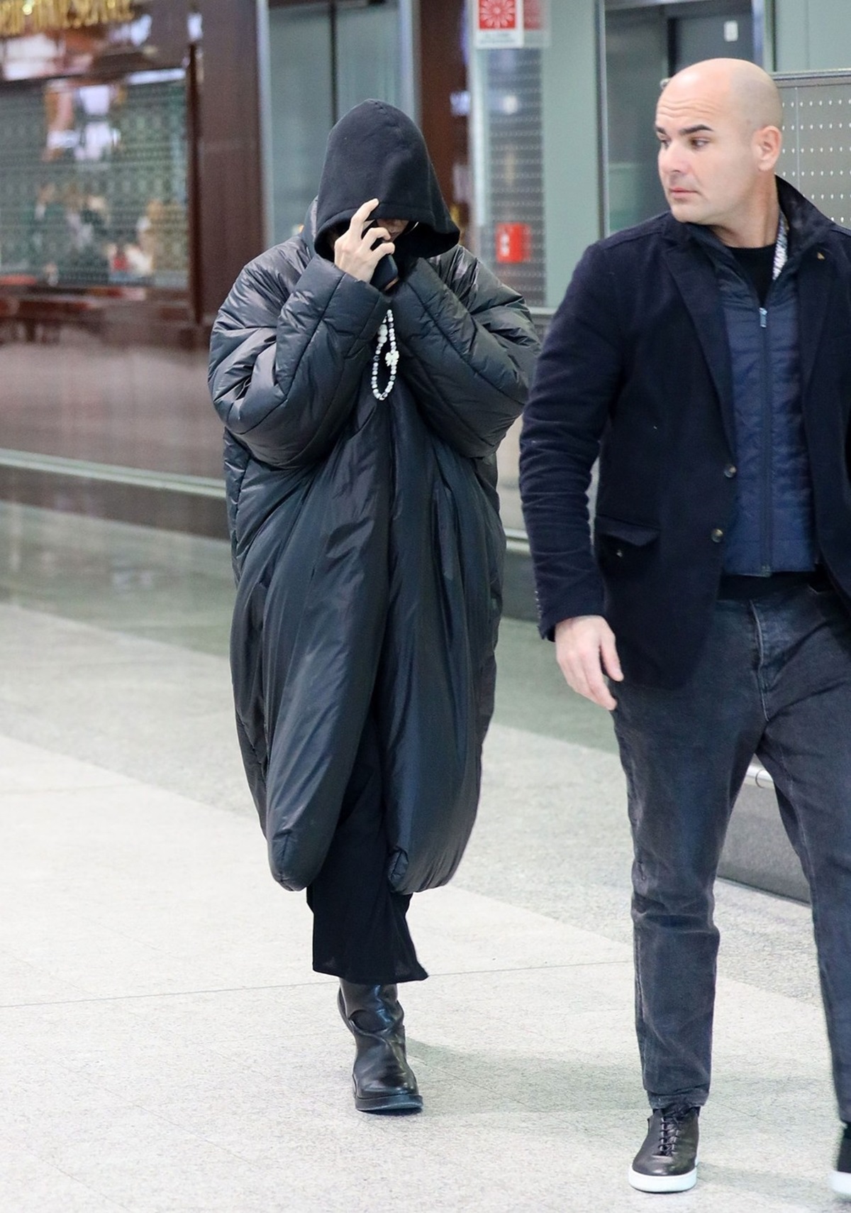 Irina Shayk ăntr-o ținută all black pe aeroportul din Milano