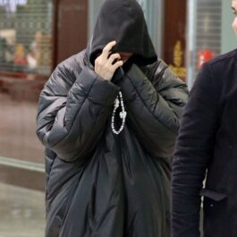 Irina Shayk s-a camuflat din cap până-n picioare într-o geacă neagră pe aeroportul din Milano