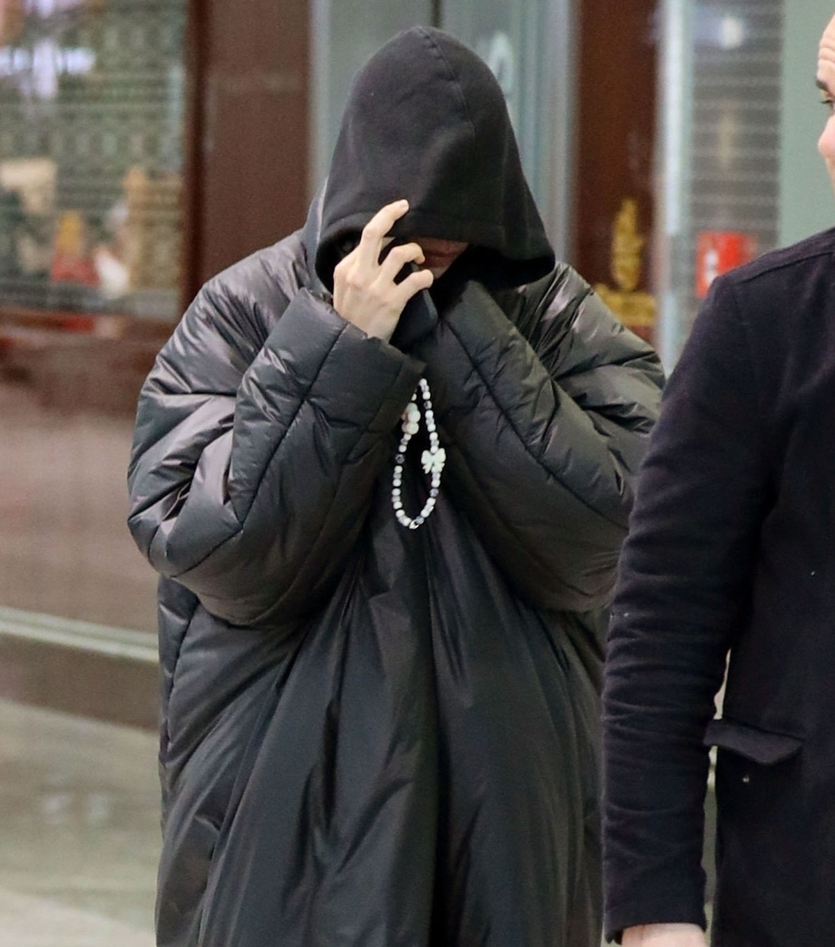Irina Shayk s-a camuflat din cap până-n picioare într-o geacă neagră pe aeroportul din Milano
