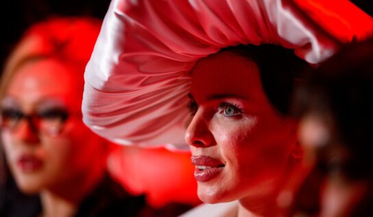 Julia Fox a apărut cu sprâncenele albe la Săptămâna modei de la New York. Actrița este adepta acestui trend