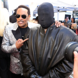 Kanye West, cu o mască elastică pe față, la un eveniment