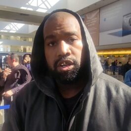Kanye West, în aeroport, cu o glugă pe cap