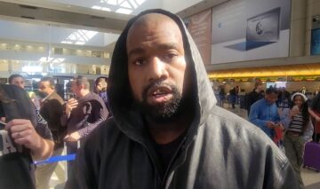 Kanye West, în aeroport, cu o glugă pe cap