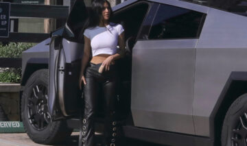 Kim Kardashian, într-o bluză alăb și pantaloni din piele