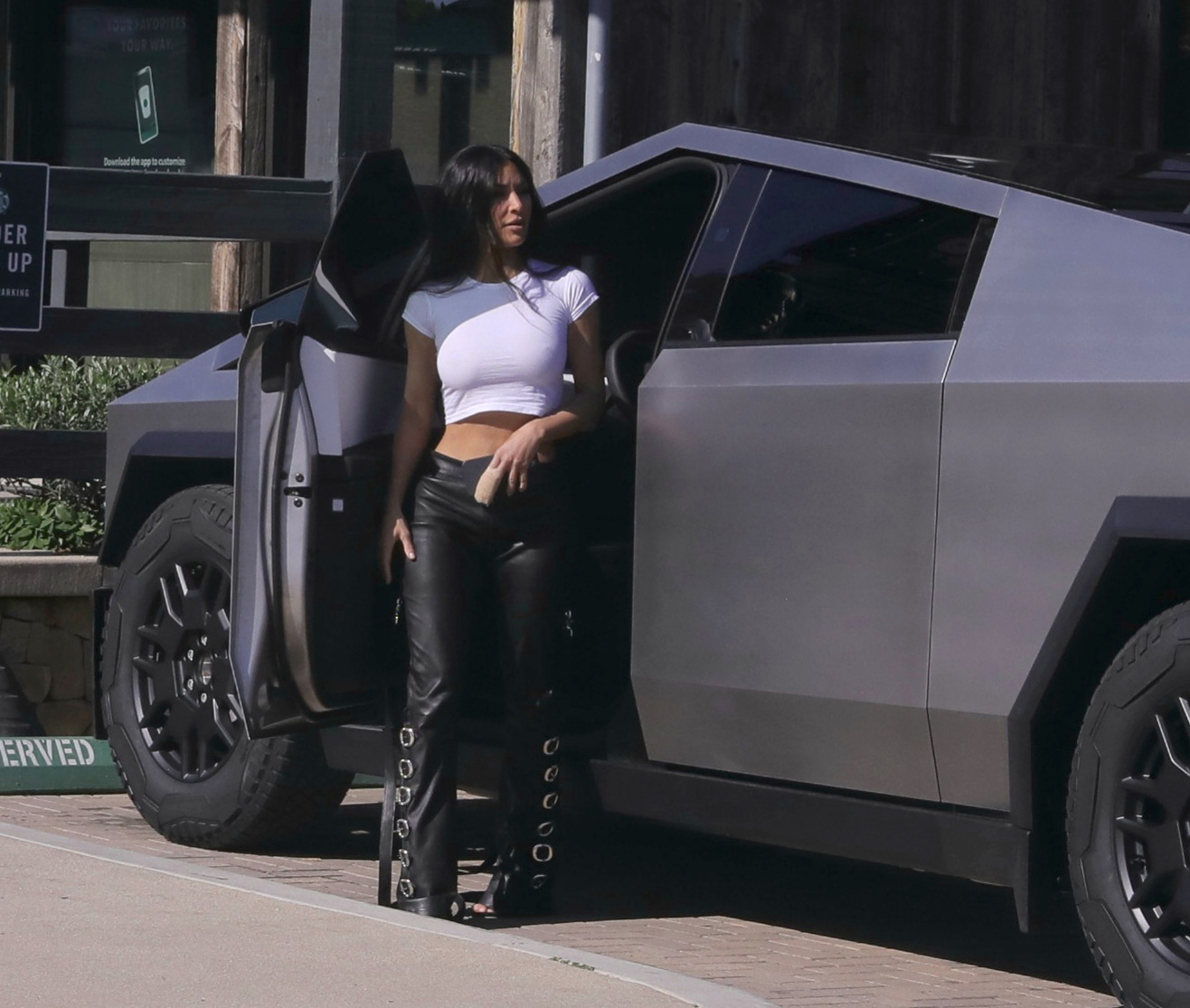 Kim Kardashian, într-o bluză alăb și pantaloni din piele