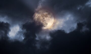 Luna Plină, pe un cer întunecat