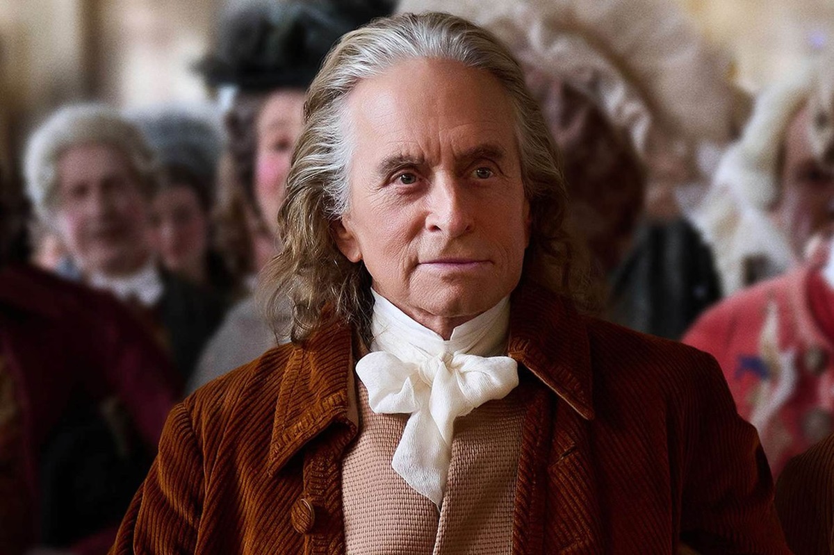 Michael Douglas într-o ținută istorică în rolul lui Benjamin Franklin