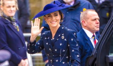Kate Middleton, într-o ținută elegantă, albastră, cu pălărie pe cap