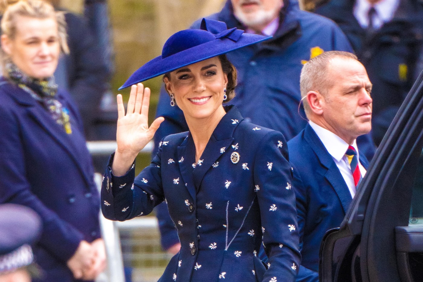 Kate Middleton, într-o ținută elegantă, albastră, cu pălărie pe cap