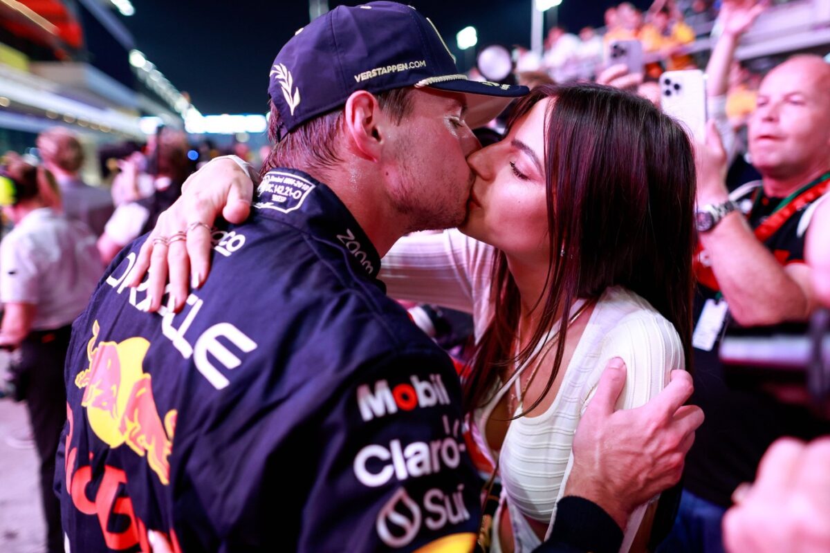 Max Verstappen și iubita sa, fotografiați în timp ce se sărută