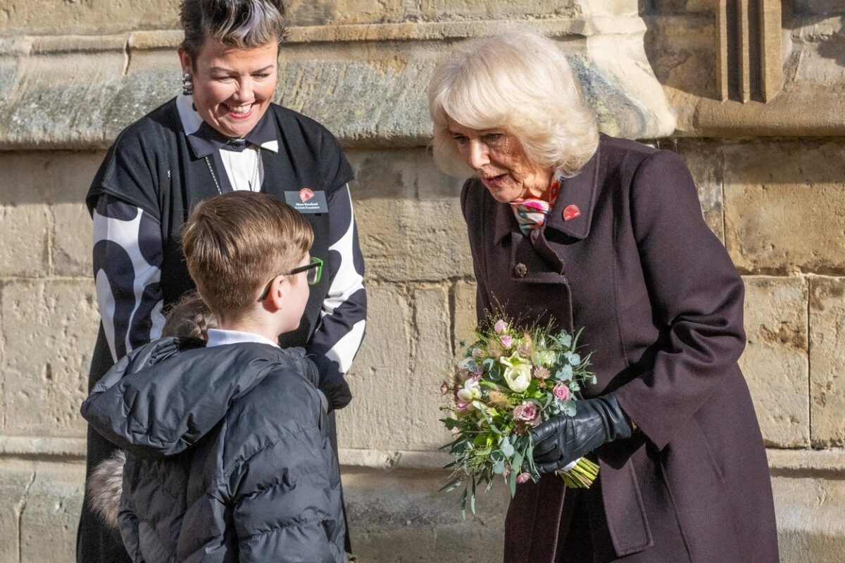 Regina Camilla primește un buchet de flori de la un băiețel