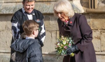 Regina Camilla primește un buchet de flori de la un băiețel