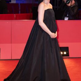 Rooney Mara într-o rochie neagră în timp ce așteaptă al doilea copil