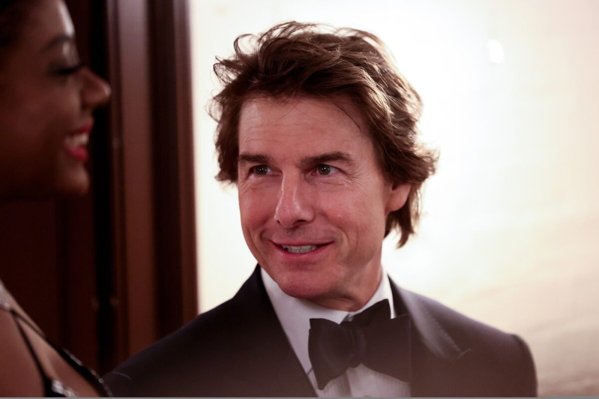 Tom Cruise, într-un costum negru cu papion