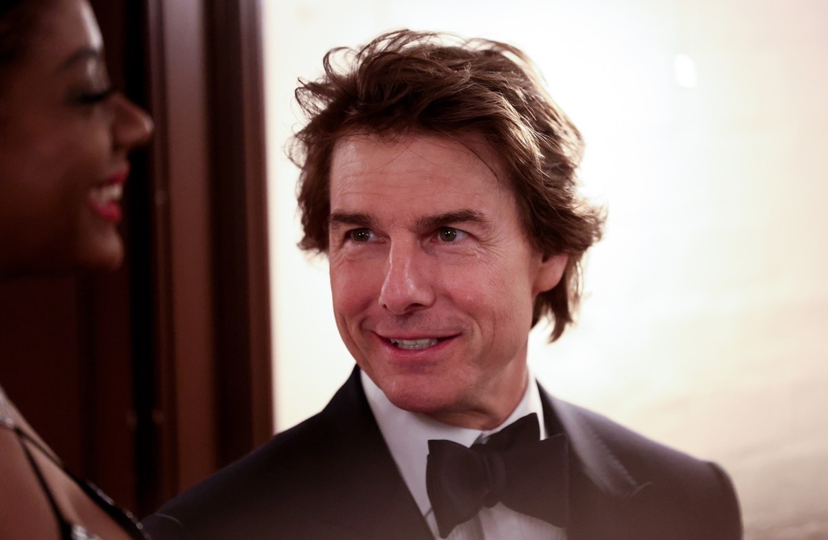 Tom Cruise într-un costum elegant surprins la evenimentul SAG Awards 2024