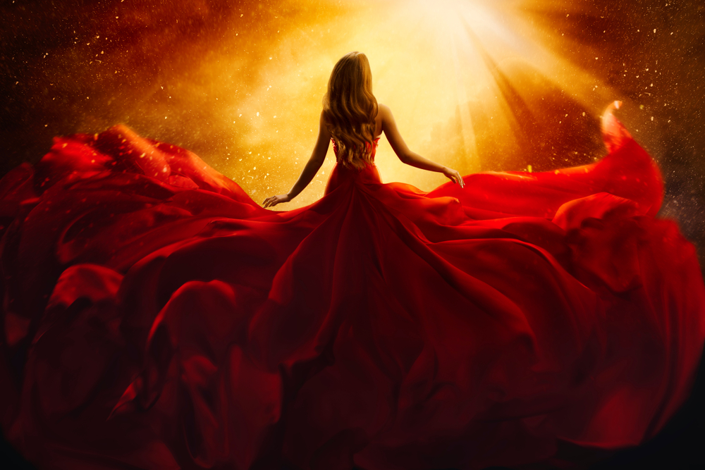 O femeie într-o rochie roșie, voluminoasă