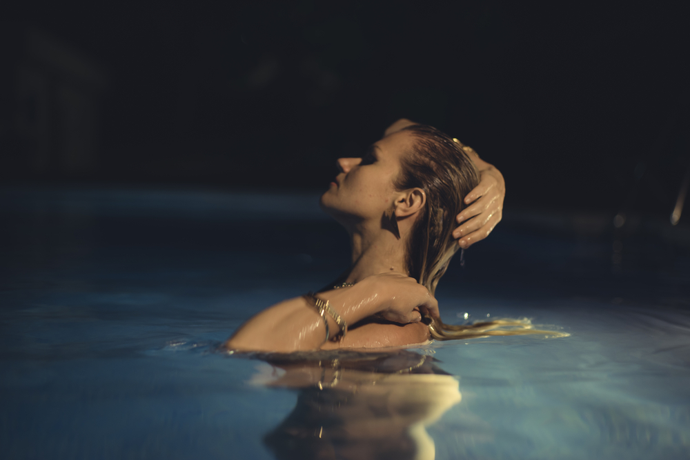 O femeie blondă, în piscină