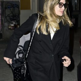 Agelina Jolie într-un palton negru și cu părul blond pe străzile din New York