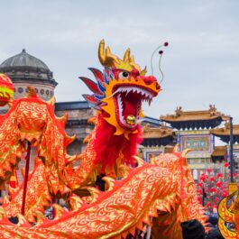 Dragon chinezesc pentru sărbătorirea anului nou în cultura chineză