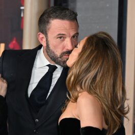 Ben Affleck și Jennifer Lopez în timp ce se sărută la premiera filmului This Is Me...Now